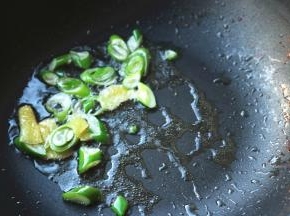 炒锅放油，下入葱姜爆香。