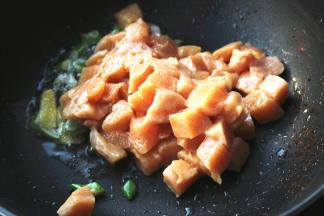 下入鸡丁翻炒。