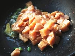 下入鸡丁翻炒。