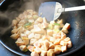 翻炒几下，至鸡丁变色