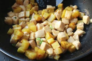下入煎好的土豆块炒匀。