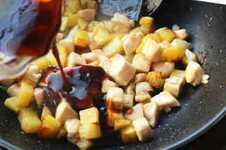 辅料中的调料混合成酱汁，加入进去。