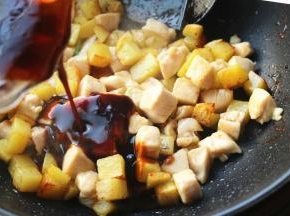 辅料中的调料混合成酱汁，加入进去。