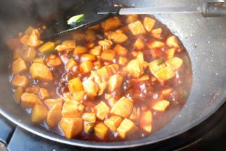 加入适量水，炖煮一会。