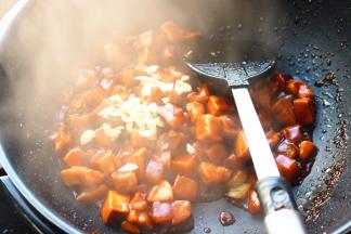 收汁至汤汁粘稠后，关火并下入少许蒜末炒匀，完成。