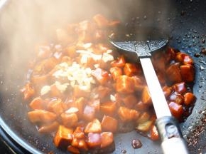 收汁至汤汁粘稠后，关火并下入少许蒜末炒匀，完成。