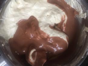 顺着边将巧克力面糊倒入面糊盆中，拌均匀，记得用切拌的方式