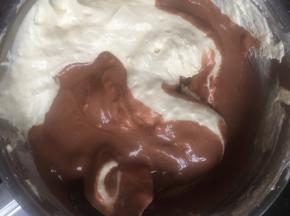 顺着边将巧克力面糊倒入面糊盆中，拌均匀，记得用切拌的方式