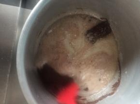 牛奶和色拉油放在锅中，中火加热，关火后放入巧克力，我用的是买的德芙14克一块，用了四块