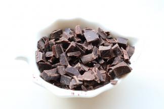 巧克力切碎块，不需要太碎，也可以选择巧克力豆。