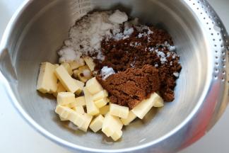 软化的黄油加入赤砂糖和白糖。