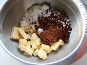 软化的黄油加入赤砂糖和白糖。