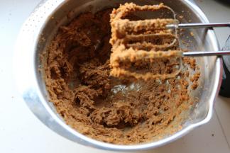 用打蛋器打发到蓬松状态。