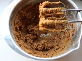 用打蛋器打发到蓬松状态。