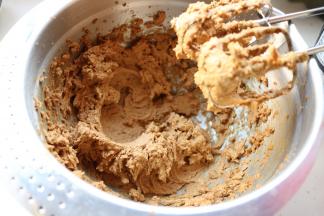 继续打发至混合均匀。