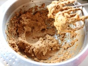 继续打发至混合均匀。