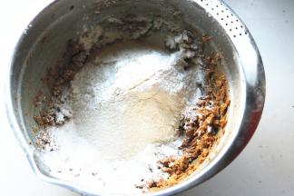 筛入所有粉类材料。