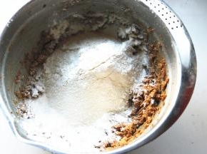 筛入所有粉类材料。