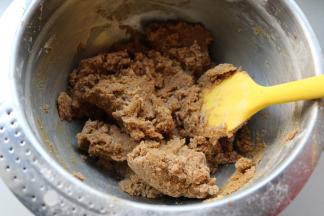 慢慢用刮刀翻拌成团，会是很黏很硬的面团。