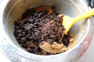 加入所有巧克力。