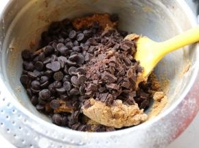 加入所有巧克力。