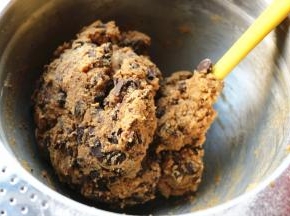 再次翻拌均匀成团，用保鲜膜包起来送入冰箱冷藏2天以上。