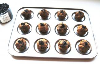 冷藏好的面团不需要室温放置，直接分成45克一个的圆球，放入学厨马卡龙模具，表面撒少许海盐，我这次用的是黑色的海盐。