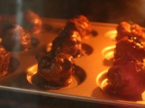 送入烤箱后面团会慢慢融化并摊开。