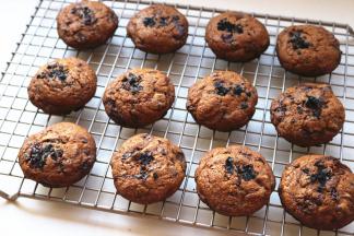 烤至边缘开始上色，拿出来放在烤架上晾凉，表面就会变酥脆，如果想吃内里也是酥脆的，就需要再多烤几分钟。