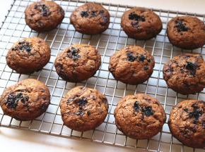 烤至边缘开始上色，拿出来放在烤架上晾凉，表面就会变酥脆，如果想吃内里也是酥脆的，就需要再多烤几分钟。