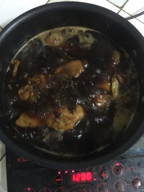 转中小火慢慢煮至只剩少许汤汁儿！