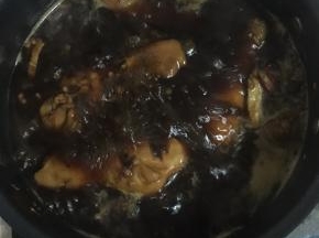 转中小火慢慢煮至只剩少许汤汁儿！