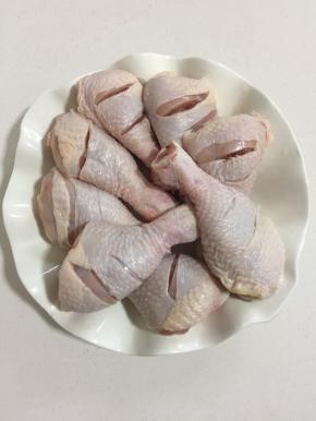 鸡腿清洗干净后，用刀在鸡腿上斜划两刀，以便鸡腿再卤制的时候，更容易入味儿！