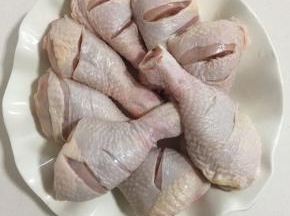 鸡腿清洗干净后，用刀在鸡腿上斜划两刀，以便鸡腿再卤制的时候，更容易入味儿！