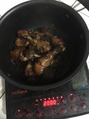 收汁儿的时候用筷子不停的翻动鸡腿，使鸡腿均匀地裹满酱汁儿！