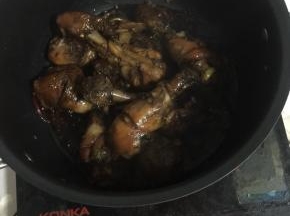 收汁儿的时候用筷子不停的翻动鸡腿，使鸡腿均匀地裹满酱汁儿！