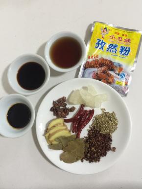 准备好所需的卤料：花椒30克，香叶5片，生姜1块，八角10克，冰糖60克，干辣椒5个，小茴香籽5克，老抽35克，生抽50克，料酒60克，孜然1克（也可以不放）。