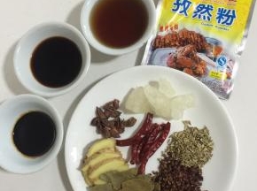准备好所需的卤料：花椒30克，香叶5片，生姜1块，八角10克，冰糖60克，干辣椒5个，小茴香籽5克，老抽35克，生抽50克，料酒60克，孜然1克（也可以不放）。
