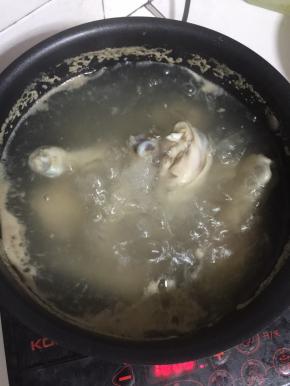 水烧开后继续煮4分钟捞出。