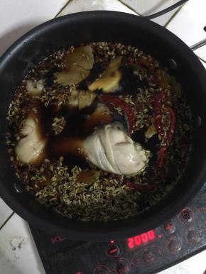 卤料中所有食材以及鸡腿一同放入锅中，放入适量的水！（水不要放的太多，完全淹没住鸡腿即可！）