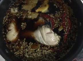 卤料中所有食材以及鸡腿一同放入锅中，放入适量的水！（水不要放的太多，完全淹没住鸡腿即可！）