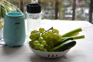 芹菜去叶留杆，小黄瓜、无籽绿葡萄清洗干净