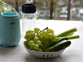 芹菜去叶留杆，小黄瓜、无籽绿葡萄清洗干净