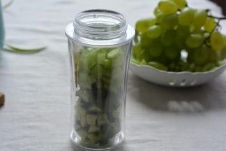 将适量芹菜丁和黄瓜丁入料理杯中，轻轻摇一摇