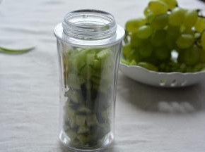 将适量芹菜丁和黄瓜丁入料理杯中，轻轻摇一摇