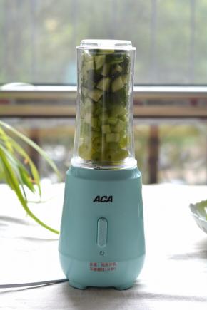将料理杯安放在ACA AF-BD250A立式搅拌机上
