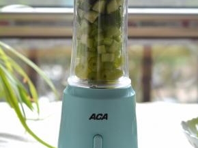 将料理杯安放在ACA AF-BD250A立式搅拌机上