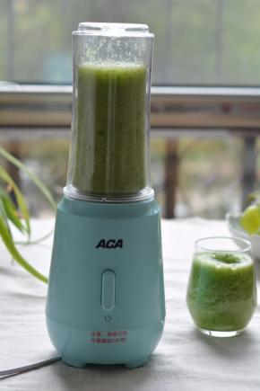 看着不够喝，打开盖子倒出一杯，再把剩下的材料装进杯中，继续打成糊