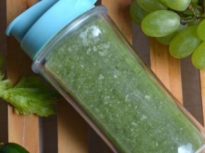 还可以拧紧盖子，拎着出去随身喝