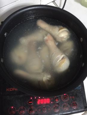 鸡腿冷水下锅，慢慢的浸出鸡腿里面的血水！